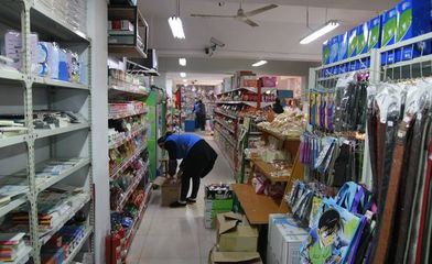 校園小賣鋪 承載幾代人回憶的角落，為何在塑料制品銷售中漸行漸遠？